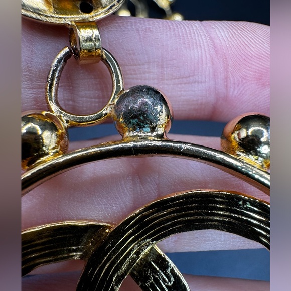 LOT 1466 24K gold plated CHANEL vintage runway earrings - Picture 9 of 17